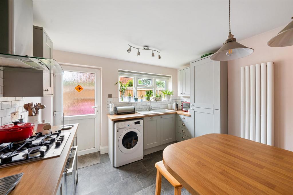 Kitchen2.jpg
