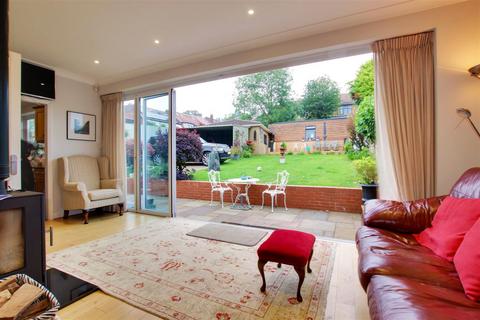 4 bedroom semi-detached house for sale, Windmill Gardens, Enfield