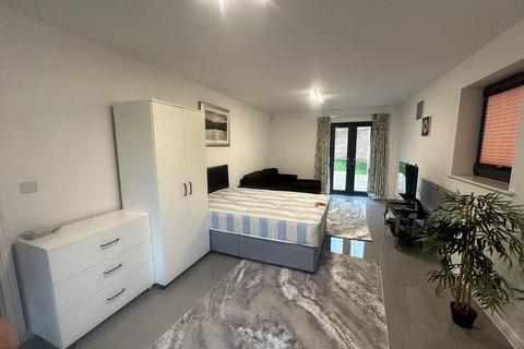 1 bedroom in a house share to rent, Nicholson Walk, Uxbridge UB10