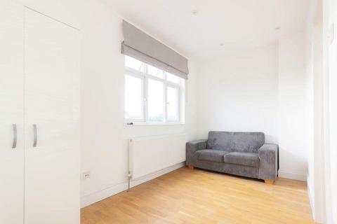 1 bedroom in a flat share to rent, Lexden Road, Acton W3