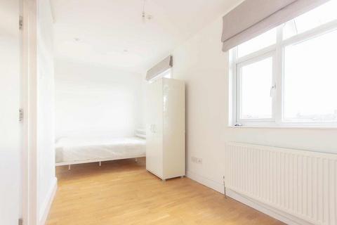 1 bedroom in a flat share to rent, Lexden Road, Acton W3