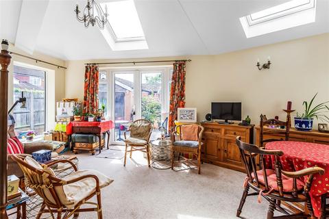 3 Greville Close, Ashtead, KT21 2QW