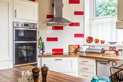 3 Greville Close, Ashtead, KT21 2QW