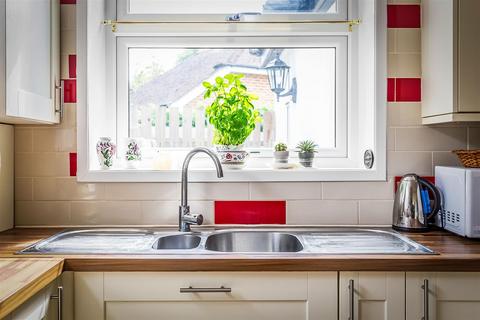 3 Greville Close, Ashtead, KT21 2QW