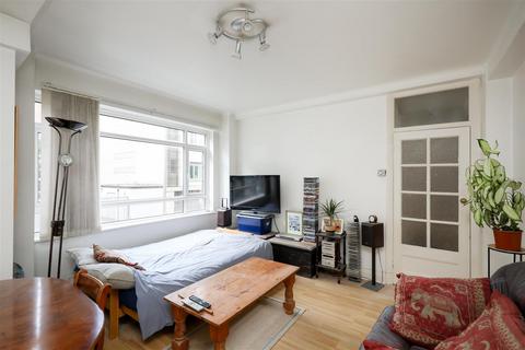 2 bedroom flat to rent, Woodlands Way, London