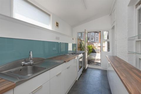 3 bedroom end of terrace house to rent, Belmont Road, Whitstable