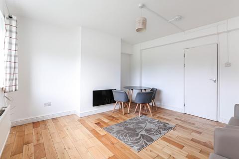 3 bedroom flat to rent, Swinburne Court, Basingdon Way, , SE5 8EP