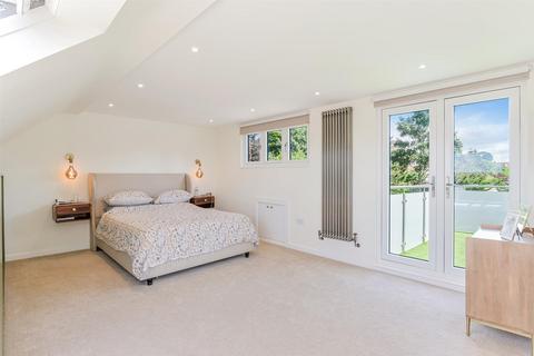 102 Chapel Way, Epsom, KT18 5SY
