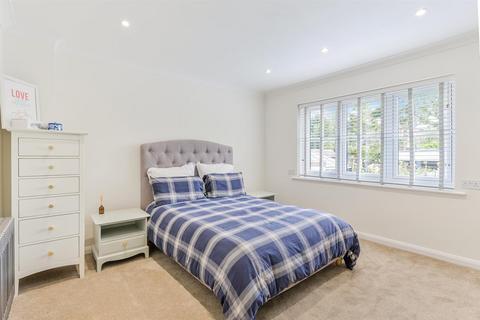 102 Chapel Way, Epsom, KT18 5SY