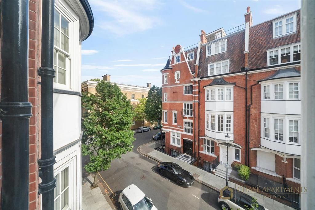 Sloane Court West SW3 4 TB