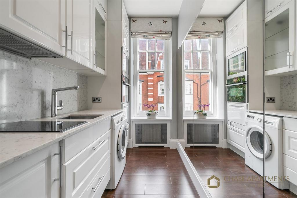 Sloane Court West SW3 4 TB-