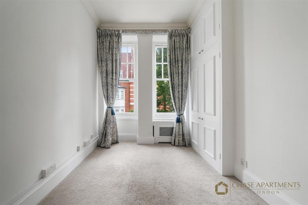 Sloane Court West SW3 4 TB-