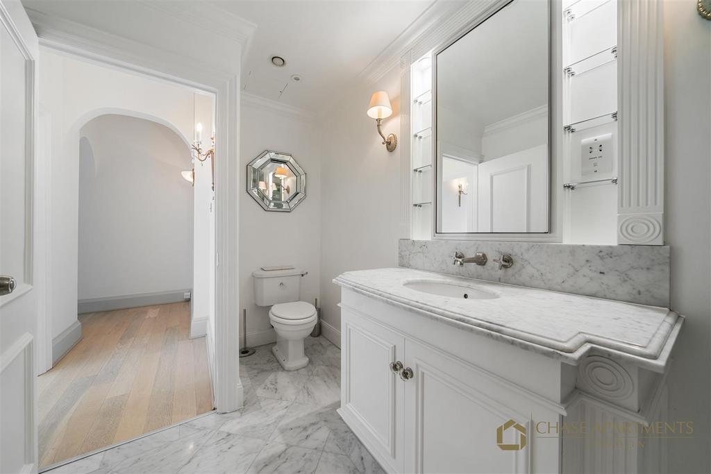 Sloane Court West SW3 4 TB-