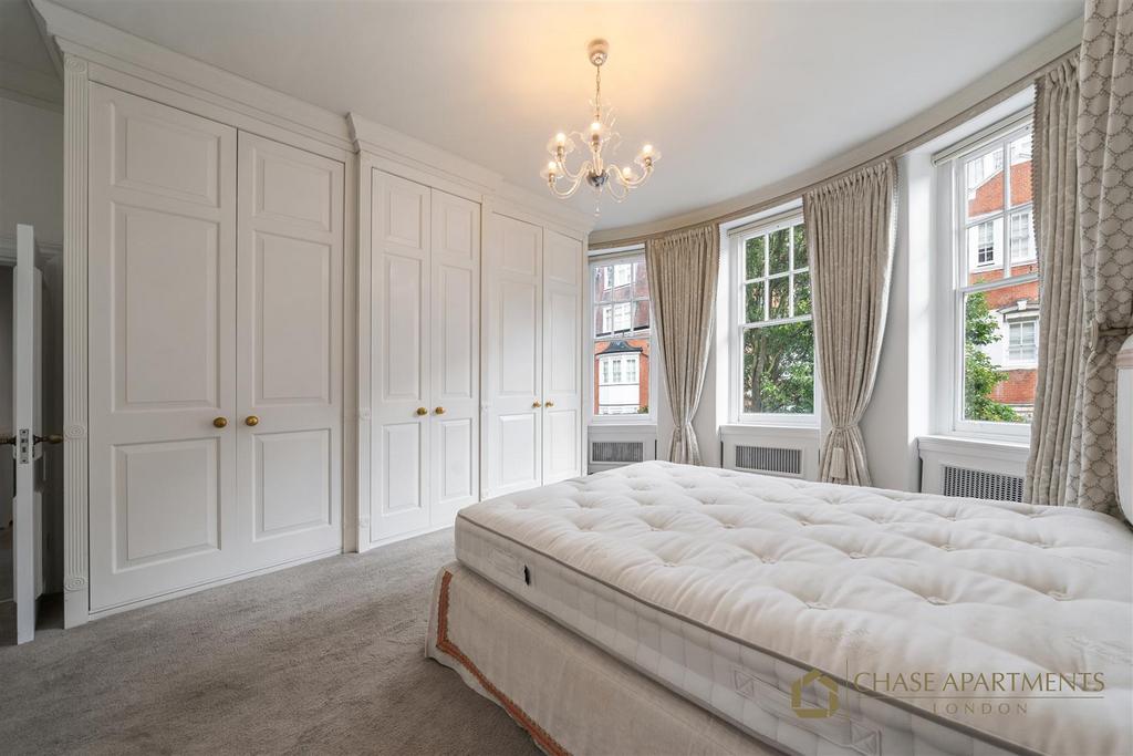 Sloane Court West SW3 4 TB