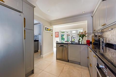 4 Abbots Close, Boxgrove, Chichester, PO18 0EL