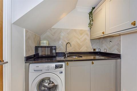 4 Abbots Close, Boxgrove, Chichester, PO18 0EL