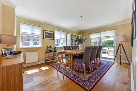4 Abbots Close, Boxgrove, Chichester, PO18 0EL