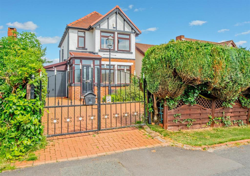 Walsh Lane, Farnley, Leeds 3 bed detached house for sale £410,000