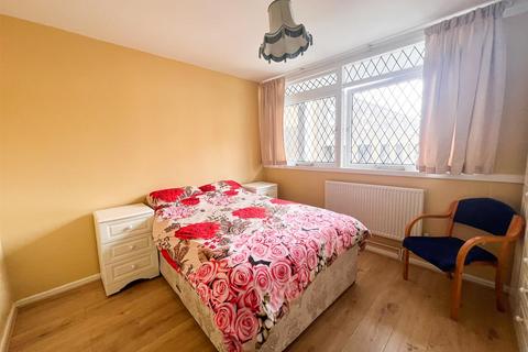 2 bedroom flat to rent, Coventry Road, Bethnal Green