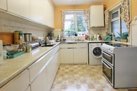 10 Highwoods, Leatherhead, KT22 8RR