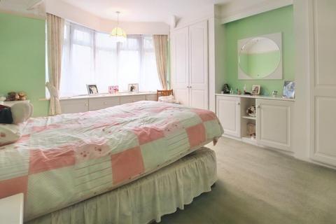10 Highwoods, Leatherhead, KT22 8RR