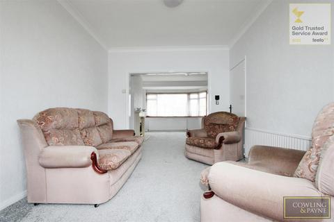 3 bedroom property to rent, Severn Drive, Upminster