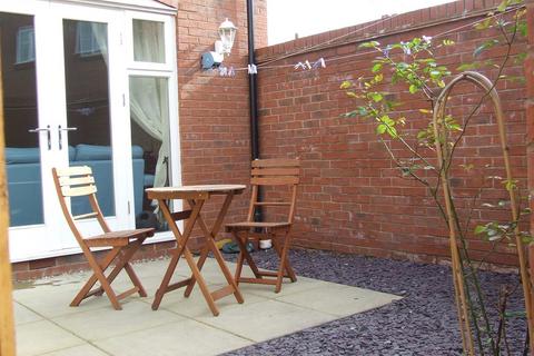 2 bedroom townhouse to rent, Coventry Road, Warwick