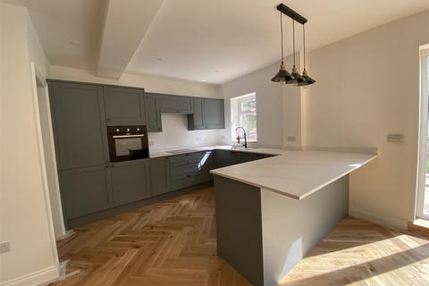 4 bedroom detached house to rent, Plemont Gardens, Bexhill-On-Sea