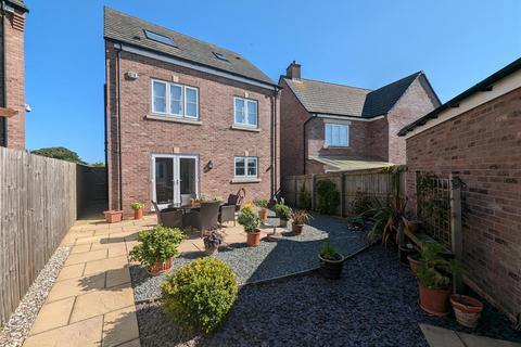 4 bedroom detached house for sale, Malling Avenue, Eastfield, Scarborough