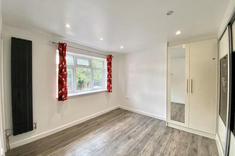 3 bedroom semi-detached house to rent, Field Close, Hayes, Middlesex, UB3 5ND