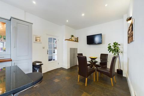 10 The Chase, Coulsdon, CR5 2EG