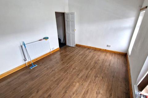 3 bedroom end of terrace house to rent, Lonsdale Road, Manchester