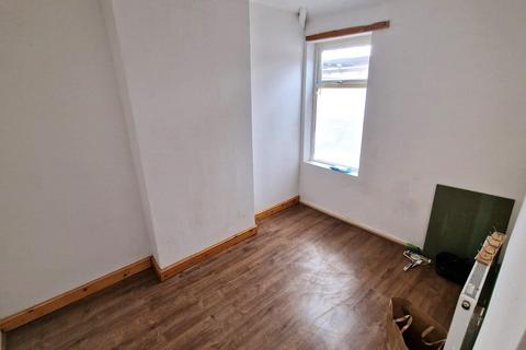 3 bedroom end of terrace house to rent, Lonsdale Road, Manchester