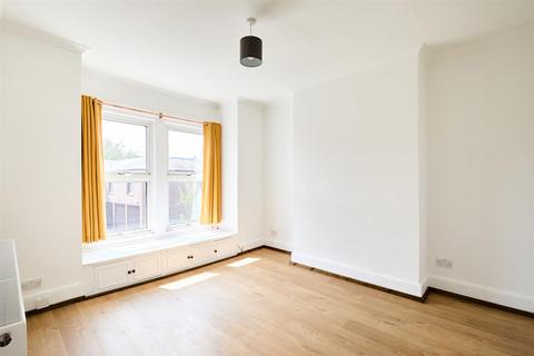 2 bedroom maisonette to rent, Thames Road, Chiswick, W4
