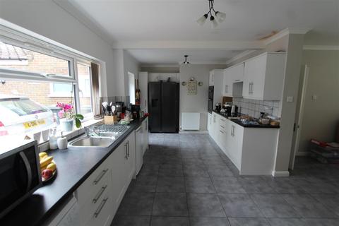 4 bedroom detached house to rent, Button Street, Swanley