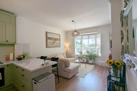3 bedroom apartment for sale, Gresham Road, Staines-upon-Thames, TW18