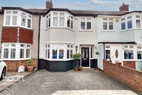 3 bedroom terraced house for sale, Guysfield Close, Rainham