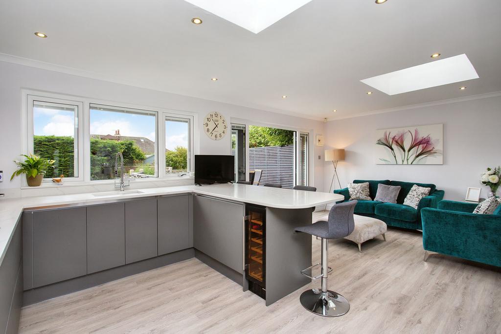 Auchincruive Avenue, Prestwick, Ayrshire 3 bed end of terrace house for