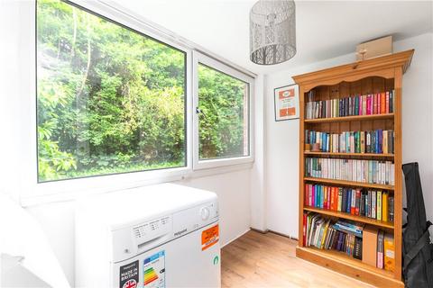 7, Masham Court Shaw Lane, Leeds, LS6 4DT