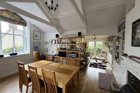 Ty Newydd, 1a Latimer Road, Llandeilo, SA19 6HS