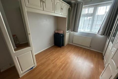 3 bedroom semi-detached house to rent, Gregory Road,  Southall, UB2