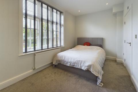 2 bedroom flat for sale, Syresham Gardens, Haywards Heath, RH16