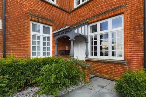 2 bedroom flat for sale, Syresham Gardens, Haywards Heath, RH16