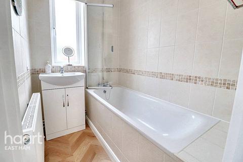 1 bedroom property for sale, Folkestone Road, London