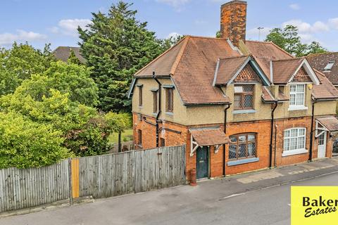 3 bedroom semi-detached house for sale, New North Road, Ilford IG6