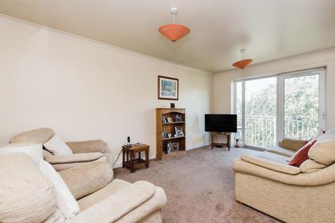 2 bedroom flat to rent, Corfe Close, Hanworth, TW4