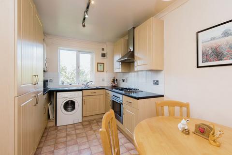 2 bedroom flat to rent, Corfe Close, Hanworth, TW4