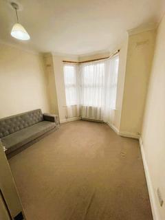 3 bedroom flat to rent, Melbourne Road, Ilford IG1