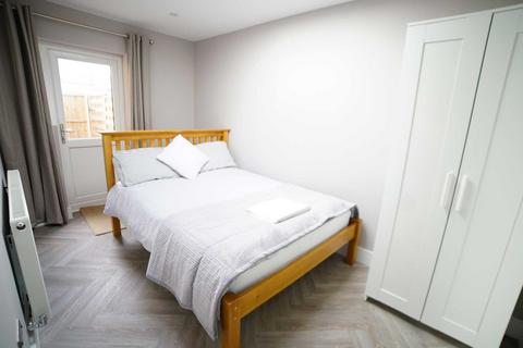 2 bedroom flat to rent, West Wimbledon, SW20