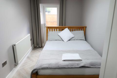 2 bedroom flat to rent, West Wimbledon, SW20